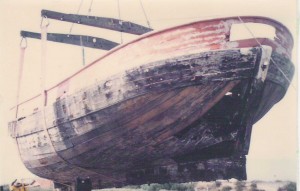 Palavas les Flots, septembre 1990, grutage pour transport à Bègles, arrière du bat.
